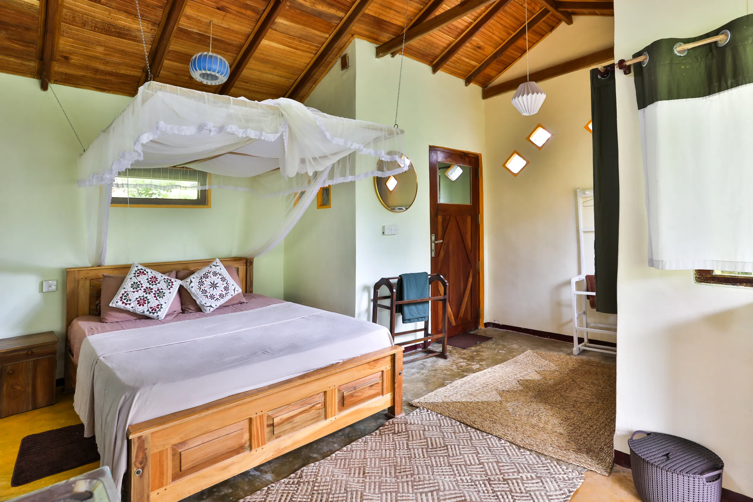 Forest Villa - Two-Bedroom Bungalow with stunning mountain & garden views